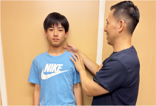 お子さまの身体状態を確認している様子