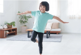 片足立ちで全身のバランスを確認しているお子さま
